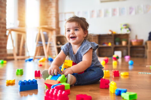 Apprentissage du gardiennage d'enfant à la maison ou via une formation certifiée