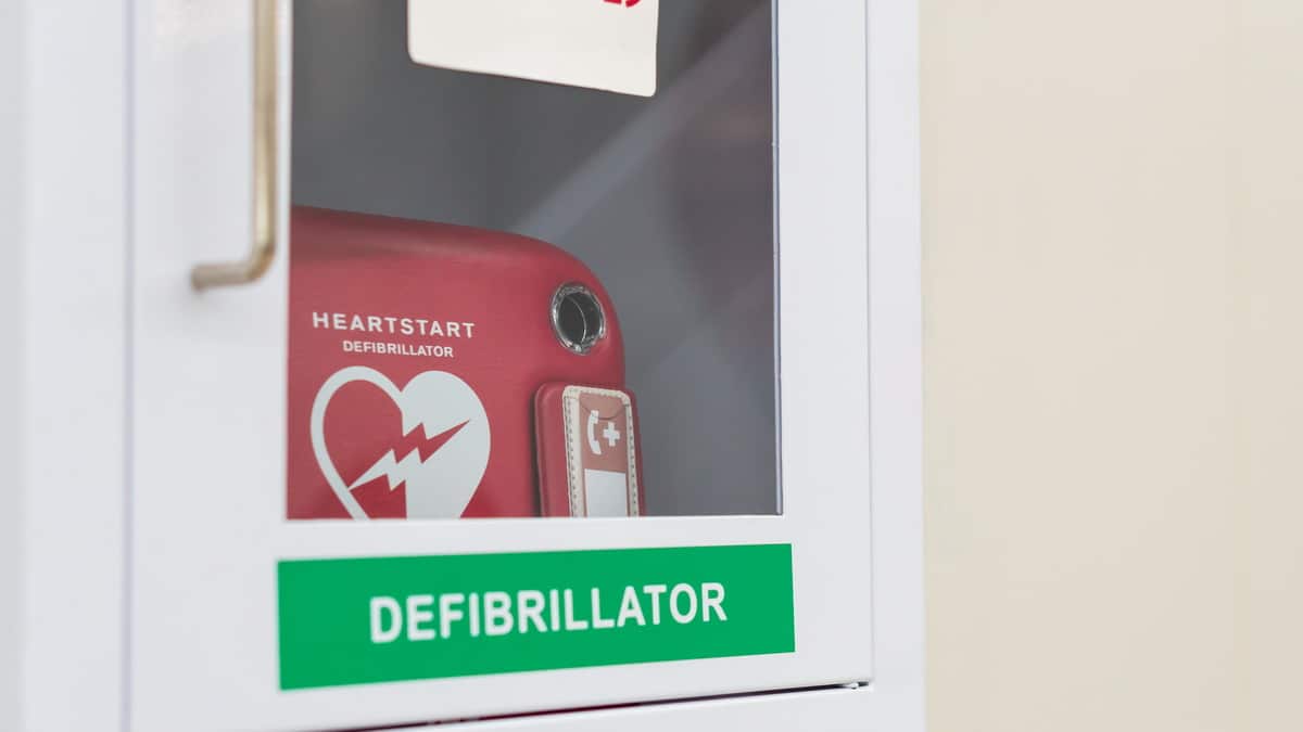 L'importance de l'utilisation du défibrillateur en cas d'urgence dans une entreprise
